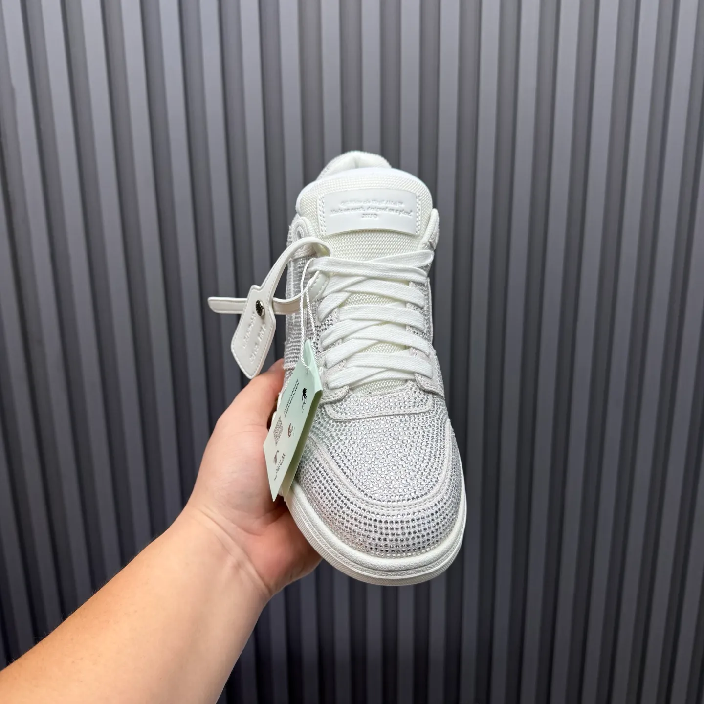 【off- white】P: 720💰Couple model👫, Size: 35-44 (Customized for men 38.45.46) High-quality version👊 "Out of office" series original molding, original lasting, production process 1:1 original ➰OFF GRAY WHITE OW ➰ first-layer cowhide imported skin-friendly and environmentally friendly polyester mesh original molding high elastic environmentally friendly molding pad Made with the original lasting process. The original molded rubber outsole (never yellows and deforms) has a super correct shape, bright color and strong three-dimensional effect👍. Packaging💯Full set of packaging synchronized with the official website (branded paper, certificate of quality, branded cloth bag)